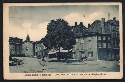 AK Craponne-sur-Arzon, Avenue de la Chaise-Dieu et place centrale avec arbre