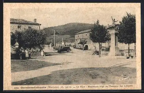 AK Chavaniac-Lafayette, La Place, Monument érigé en l`honneur des Lafayette