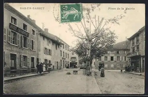 AK Bas-en-Basset, Place de la Mairie avec hôtel et passants