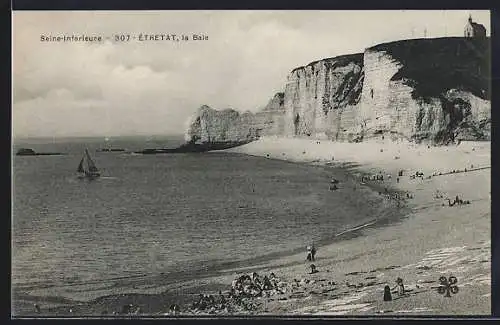 AK Étretat, la Baie et les falaises majestueuses