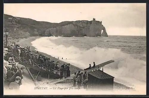 AK Étretat, La Plage par gros temps