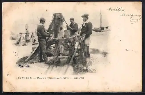 AK Étretat, Pêcheurs réparant leurs filets