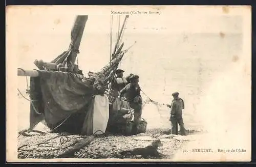 AK Étretat, Barque de pêche sur le rivage avec pêcheurs