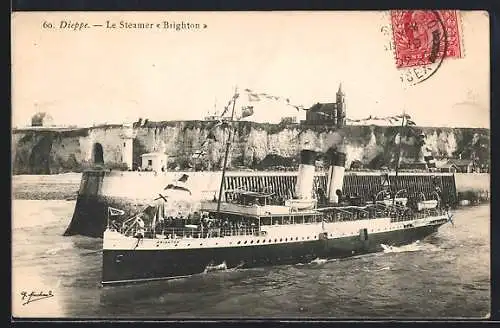 AK Dieppe, Le Steamer «Brighton» quittant le port devant les falaises