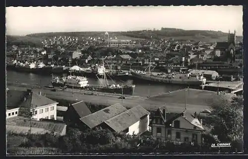 AK Fécamp, Le port et la ville avec navires amarrés