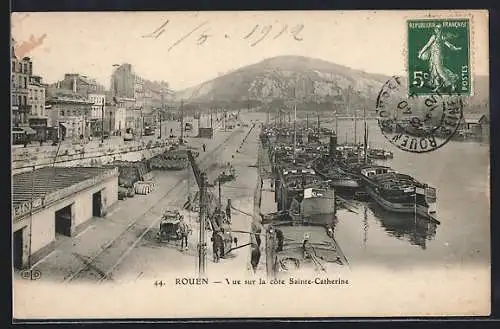 AK Rouen, Vue sur la côte Sainte-Catherine et le port avec bateaux amarrés