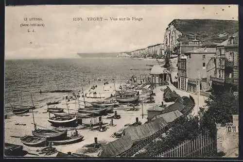 AK Yport, Vue sur la plage avec bateaux et falaises en arrière-plan