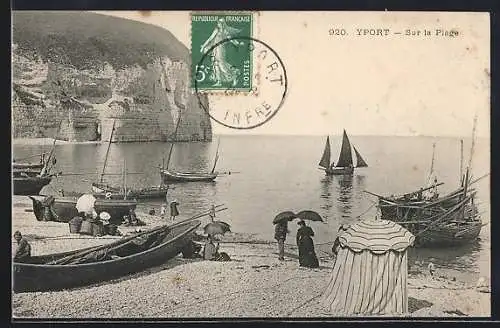 AK Yport, Sur la plage avec bateaux et falaises en arrière-plan