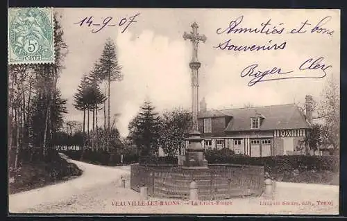 AK Veauville-lès-Baons, La Croix-Rouge au carrefour devant une maison traditionnelle