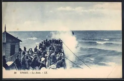 AK Yport, La Jetée et les vagues frappant la digue