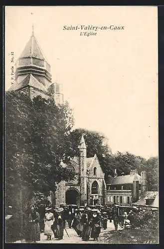 AK Saint-Valéry-en-Caux, L`Église et la foule devant l`entrée