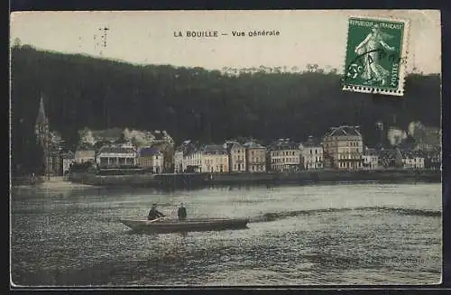 AK La Bouille, Vue générale avec bateaux sur la rivière