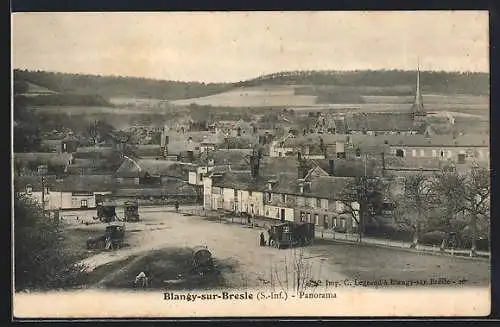 AK Blangy-sur-Bresle, Panorama du village avec chevaux et charrettes sur la place centrale