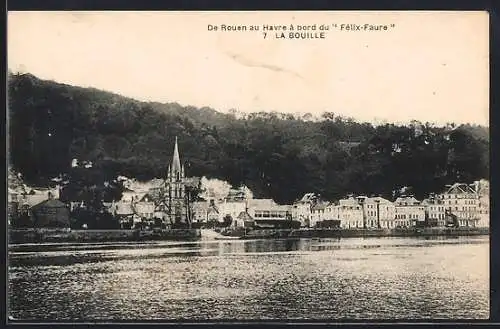 AK La Bouille, Vue du village depuis le Félix-Faure sur la Seine