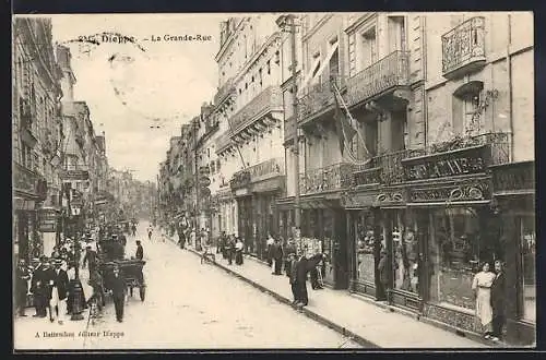 AK Dieppe, La Grande-Rue animée avec passants et calèches