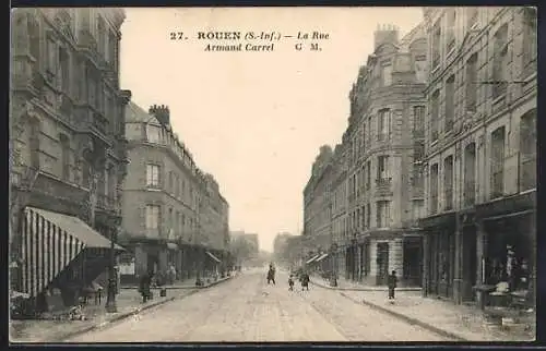 AK Rouen, La Rue Armand Carrel animée avec passants et bâtiments historiques