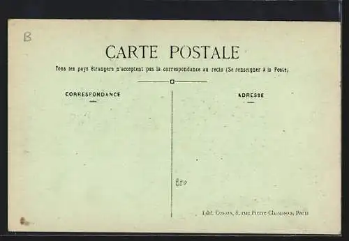 AK Rouen, La Rue Armand Carrel animée avec passants et bâtiments historiques