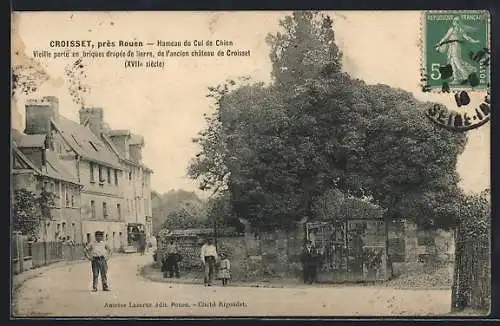 AK Croisset, Vieille porte en briques drapée de lierre du hameau du Cul de Chien (XVIIIe siècle)