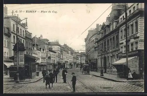 AK Elbeuf, Place du Cygne avec passants et tramway