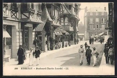 AK Étretat, Boulevard Charles Lourel mit Fussgängern und Fachwerkhäusern