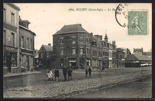 AK Buchy, Le Bourg avec des passants sur la place pavée