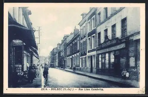 AK Bolbec, Rue Léon Gambetta animée avec passants et boutiques