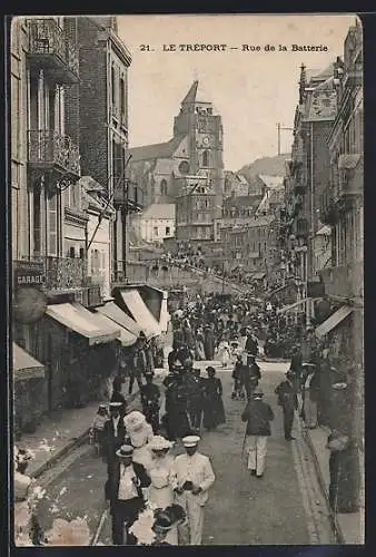 AK Le Tréport, Rue de la Batterie animée avec vue sur l`église