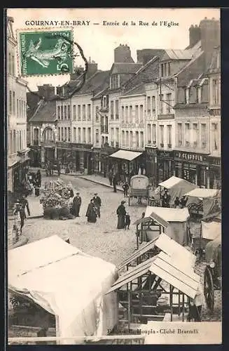 AK Gournay-en-Bray, Entrée de la Rue de l`Église avec marché animé