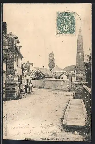 AK Aumale, Pont Henri IV avec maisons et passants