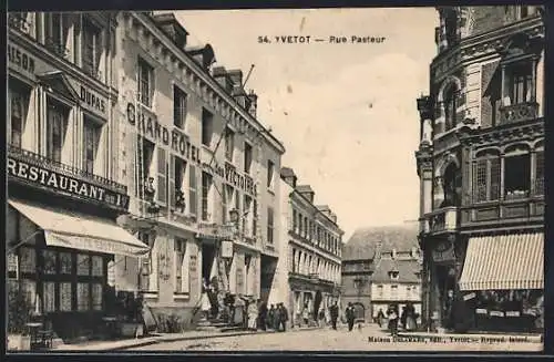 AK Yvetot, Rue Pasteur avec le Grand Hôtel des Victoires et commerces animés