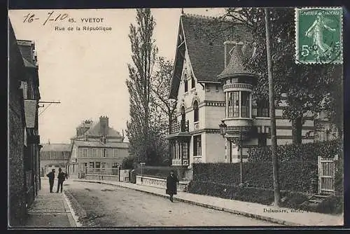 AK Yvetot, Rue de la République avec maisons et passants