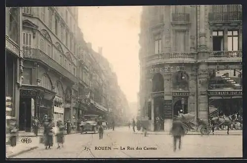 AK Rouen, La Rue des Carmes animée avec passants et boutiques