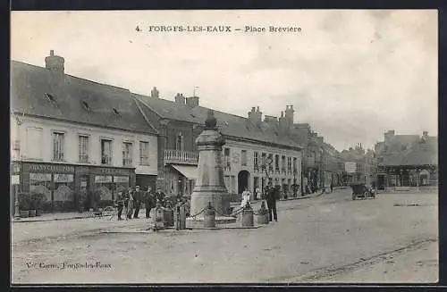 AK Forges-les-Eaux, Place Brévière avec monument et passants