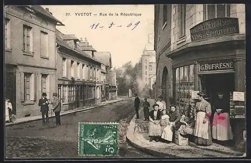 AK Yvetot, Rue de la République avec épicerie et passants