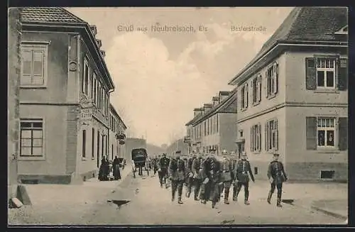 AK Neubreisach /Els., Militärmarsch am Hotel Sonne in der Baslerstrasse