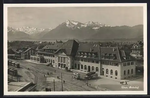 AK Thun, Bahnhof mit Bergpaorama Niesen und Blümlisalp