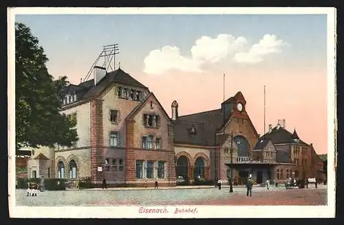 AK Eisenach, Bahnhof mit Passanten