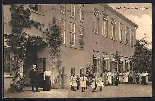 AK Oldenburg / O., Schülerinnen vor der Luisenschule