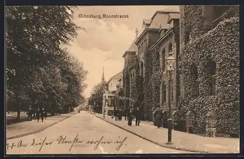 AK Oldenburg / O., Roonstrasse mit Passanten