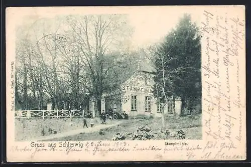 AK Schleswig, Gasthaus Stampfmühle von der Strasse aus, Soldaten mit Fahrrädern vor dem Haus