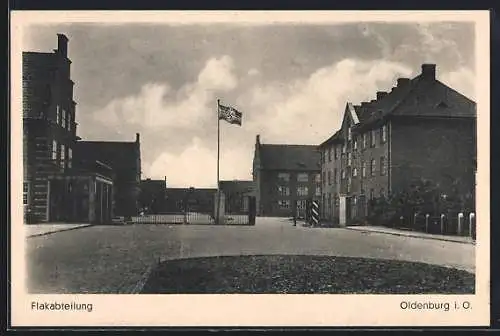 AK Oldenburg i. O., Flakabteilung der Kaserne in der Krausbergstrasse, flagge