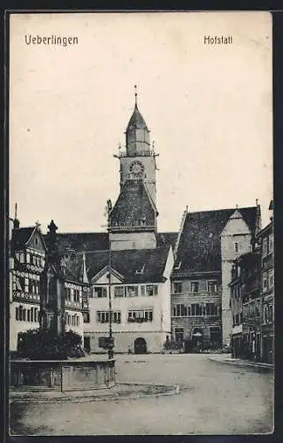 AK Überlingen / Bodensee, Hofstatt mit Geschäften und Brunnen