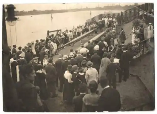 Fotografie unbekannter Fotograf, Ansicht Mannheim, Ruderclub feiert die Einweihung neuer Ruderboote 1920