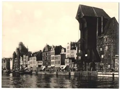 Fotografie unbekannter Fotograf, Ansicht Danzig - Gdansk, Hafen mit Promenade und Krantor