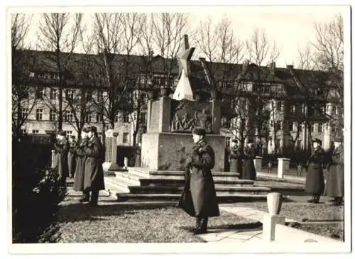 Fotografie unbekannter Fotograf, Ansicht Henningsdorf, KVP-Kasernierte Volkspolizei in Stellung am Sowjetischen-Ehrenmal