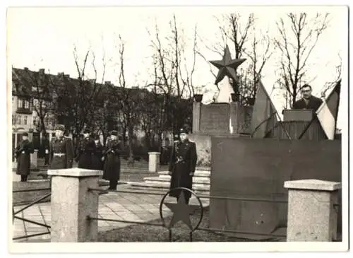 Fotografie unbekannter Fotograf, Ansicht Henningsdorf, Kasernierte Volkspolizei KVP auf Posten am Sowjetischen Ehrenmal