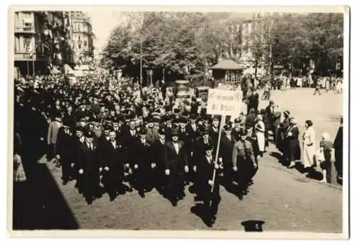 Fotografie Max Hirsch, Hamburg, Ansicht Hamburg, 1. Mai 1934, Demonstrationszug mit Belegschaft der Bill - Brauerei