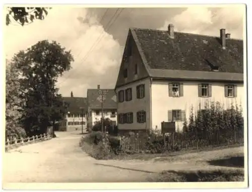 Fotografie Helmut Haferkorn, Wain, Ansicht Laupheim, Strassenansicht mit Gasthof Zum Hirsch