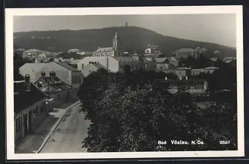 AK Bad Vöslau /N.-Oe, Strassenpartie mit Kirche