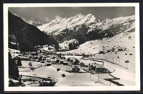 AK St. Anton am Arlberg, Ortsansicht mit Bergspitzen im Winter